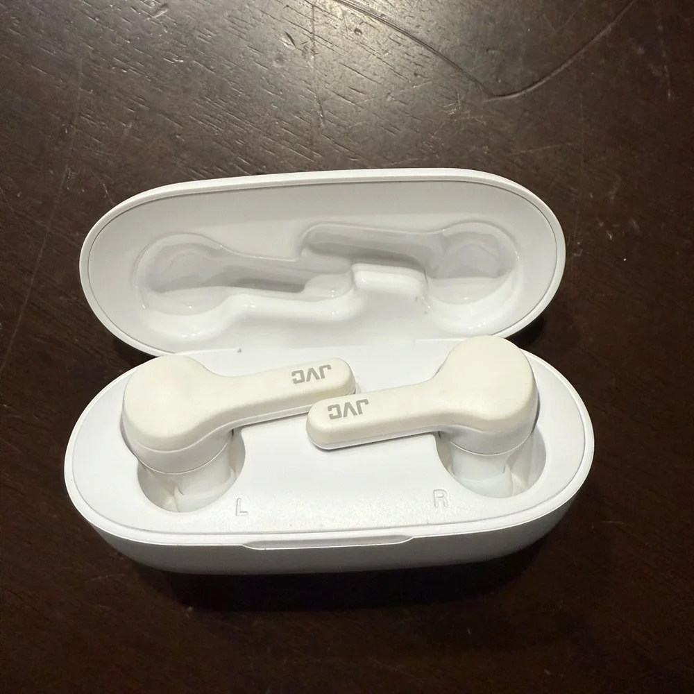 White Wireless Headset with Compact Design and Matte Finish